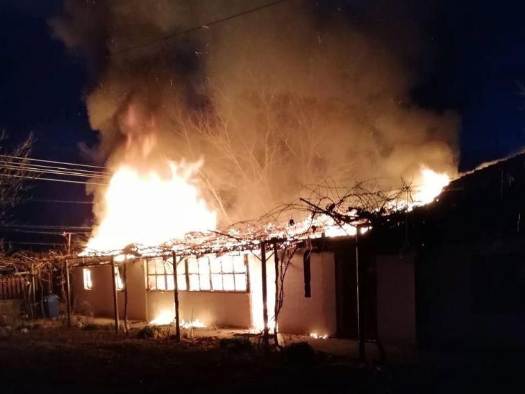 Огнеборци и жители на село Ветрино спасяват жена от настъпващ пожар