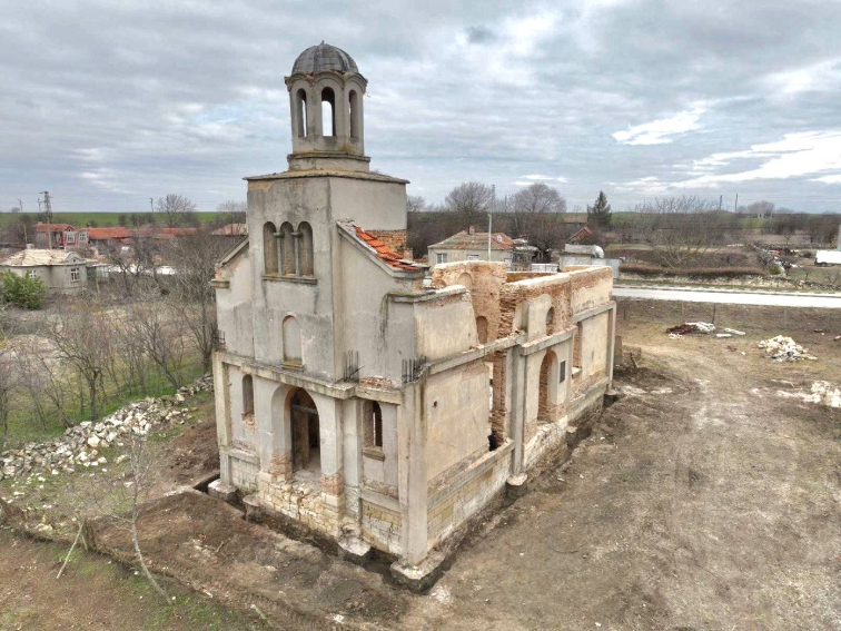 Църквата в Средно село напредва